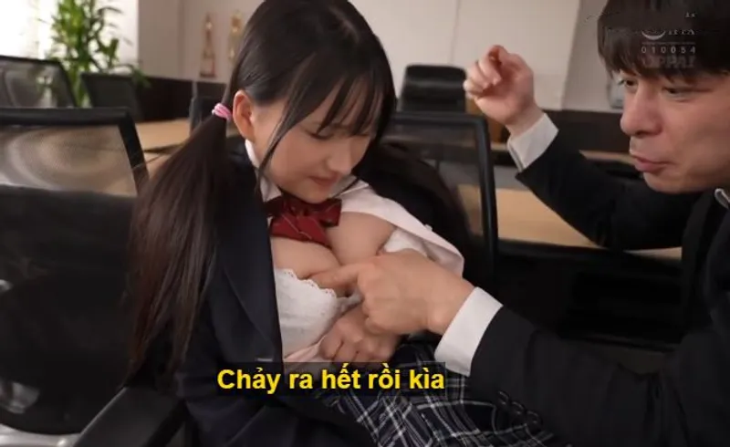 Ba năm trời, thầy giáo rèn luyện nữ sinh ngực khủng thành "hũ đựng tinh"